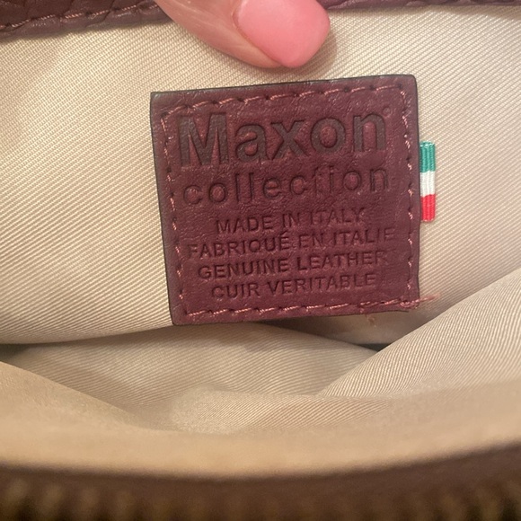 MAXON COLLECTION BURGUNDY PEBBLED LEATHER CROSSBODY WITH DETACHABLE STRAP - Picture 6 of 11